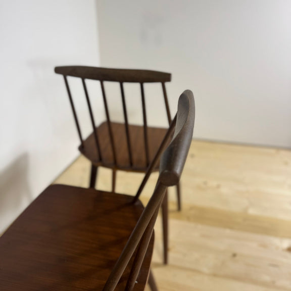 Vista dall'alto della seduta ergonomica in legno restaurato.