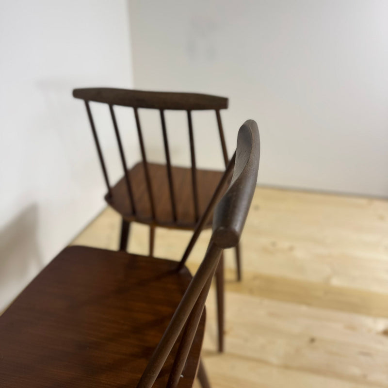 Vista dall'alto della seduta ergonomica in legno restaurato.