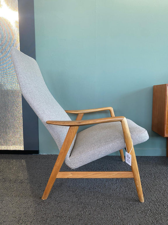 Vista laterale poltrona Alf Svensson in posizione reclinata (relax).