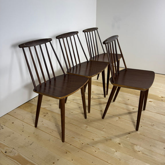 Vista posteriore del set di sedie ambientate in sala da pranzo.