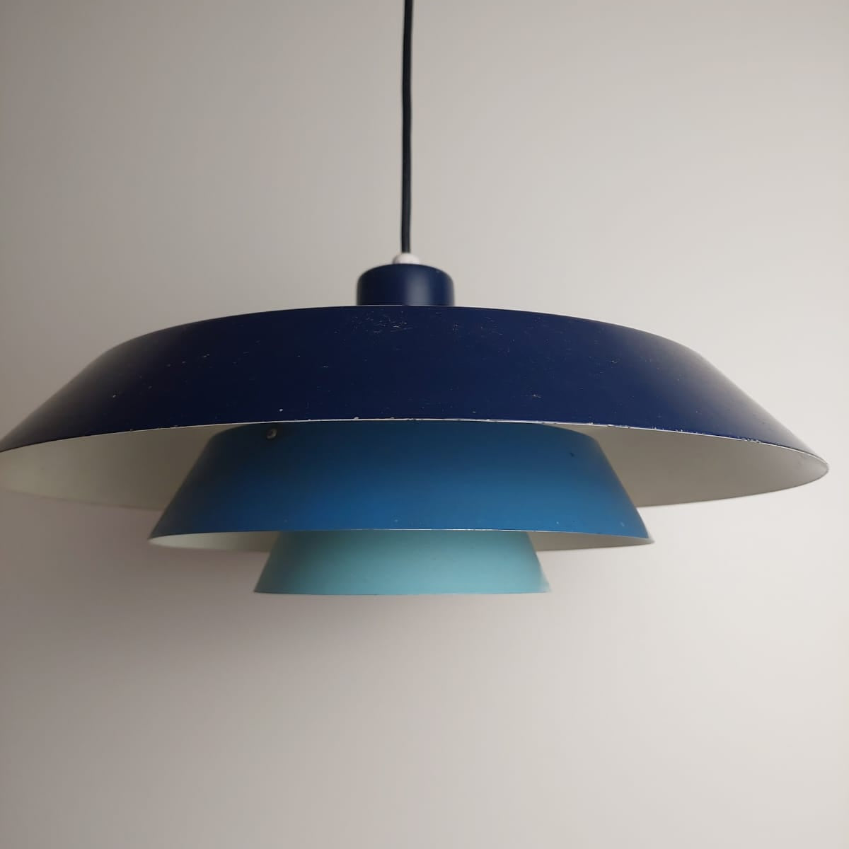 Troika” in metallo blu, Bent Karlby per Lyfa, Danimarca 1960