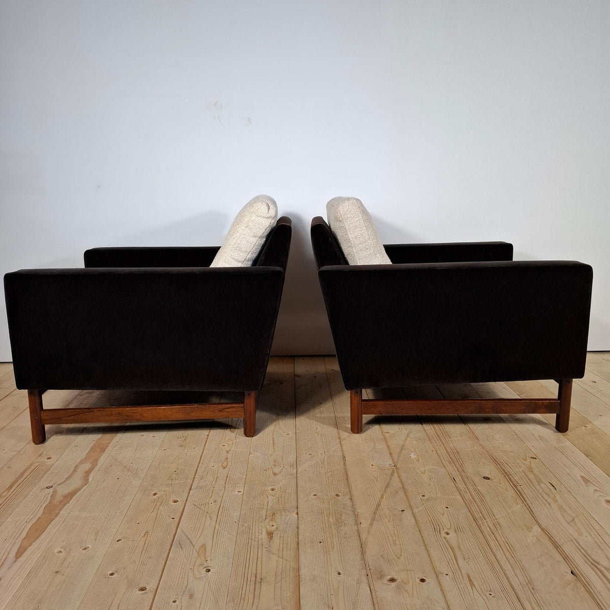 Coppia di Poltrone Vintage Rivestite in Velluto Hermès e Bouclé di Lino – Mid-Century Modern