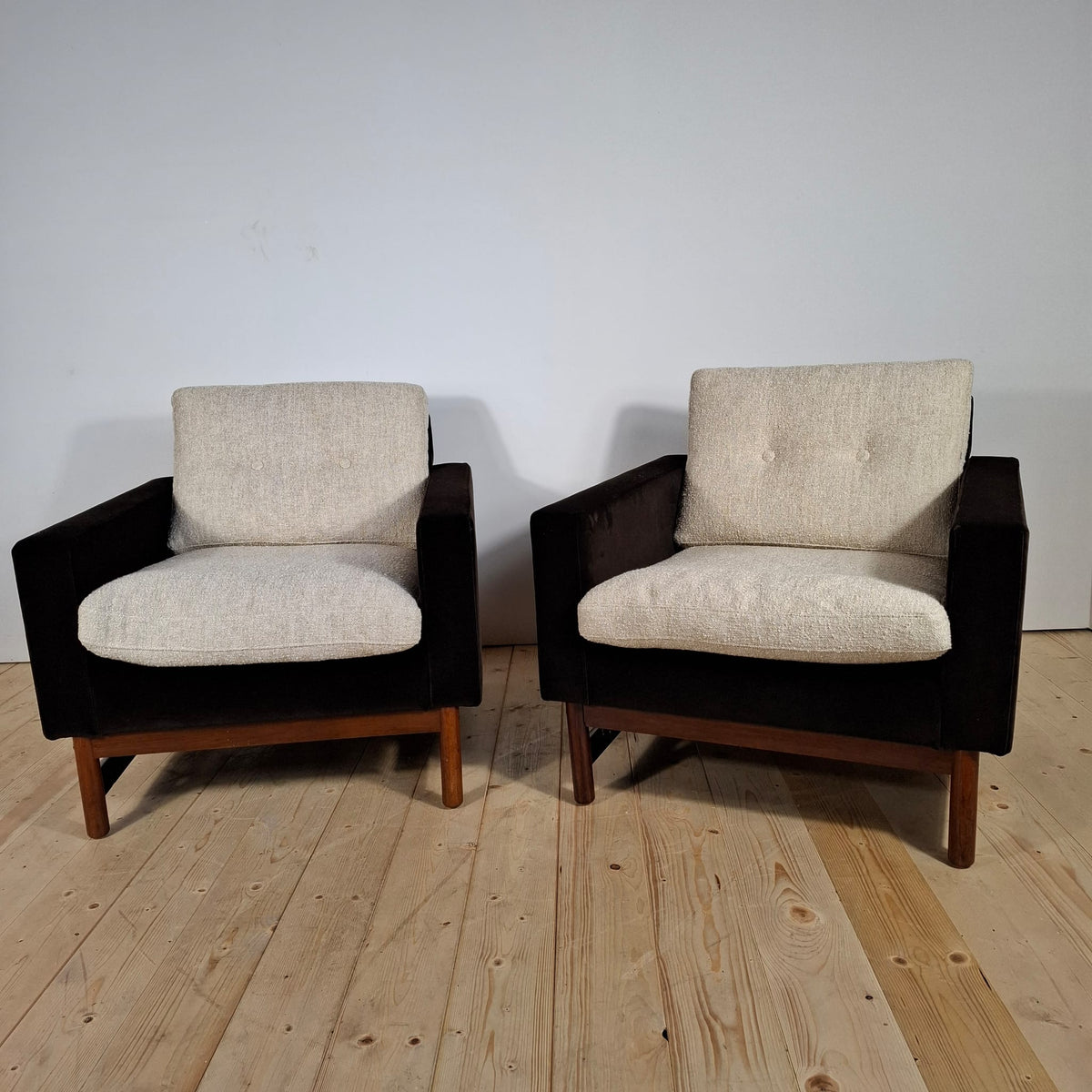 Coppia di Poltrone Vintage Rivestite in Velluto Hermès e Bouclé di Lino – Mid-Century Modern