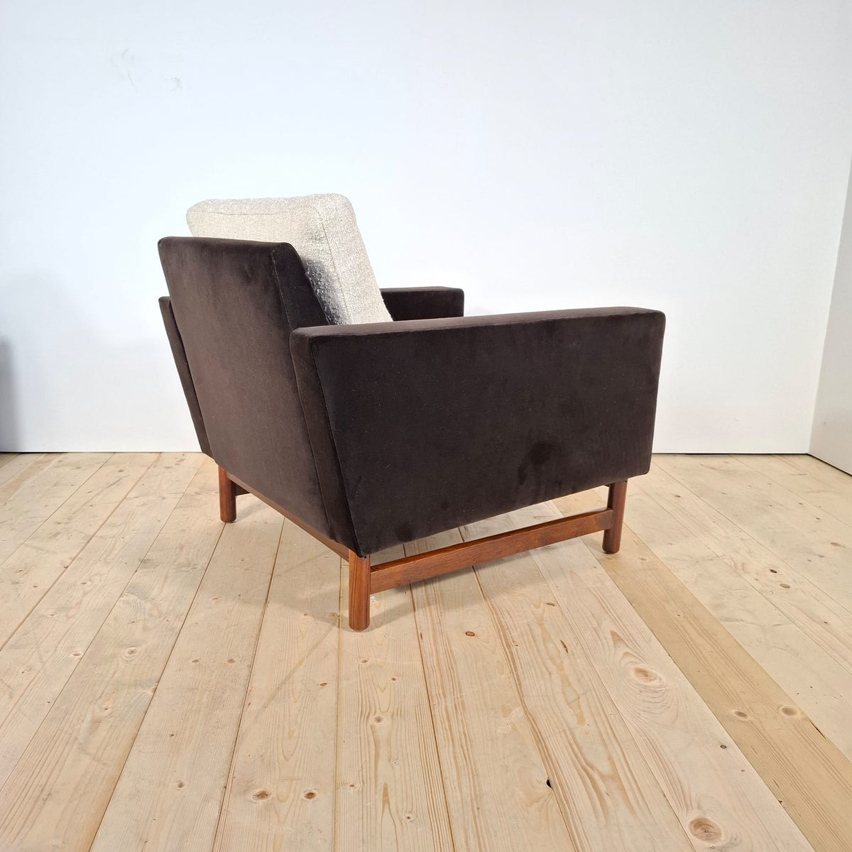 Coppia di Poltrone Vintage Rivestite in Velluto Hermès e Bouclé di Lino – Mid-Century Modern