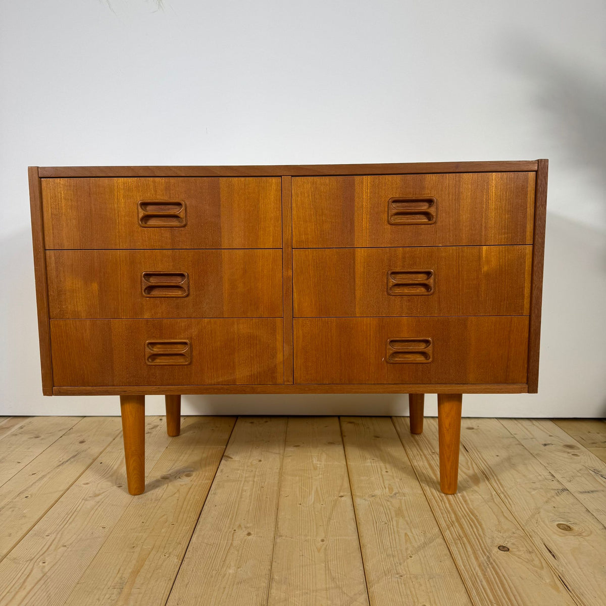 Piccola Cassettiera Vintage Danese Anni ’60 in Teak a Sei Cassetti – Mid-Century Modern