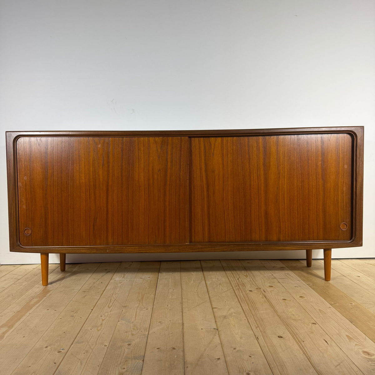 Sideboard Mid-Century Modern in Teak con Ante Scorrevoli – Design Scandinavo Anni ’60