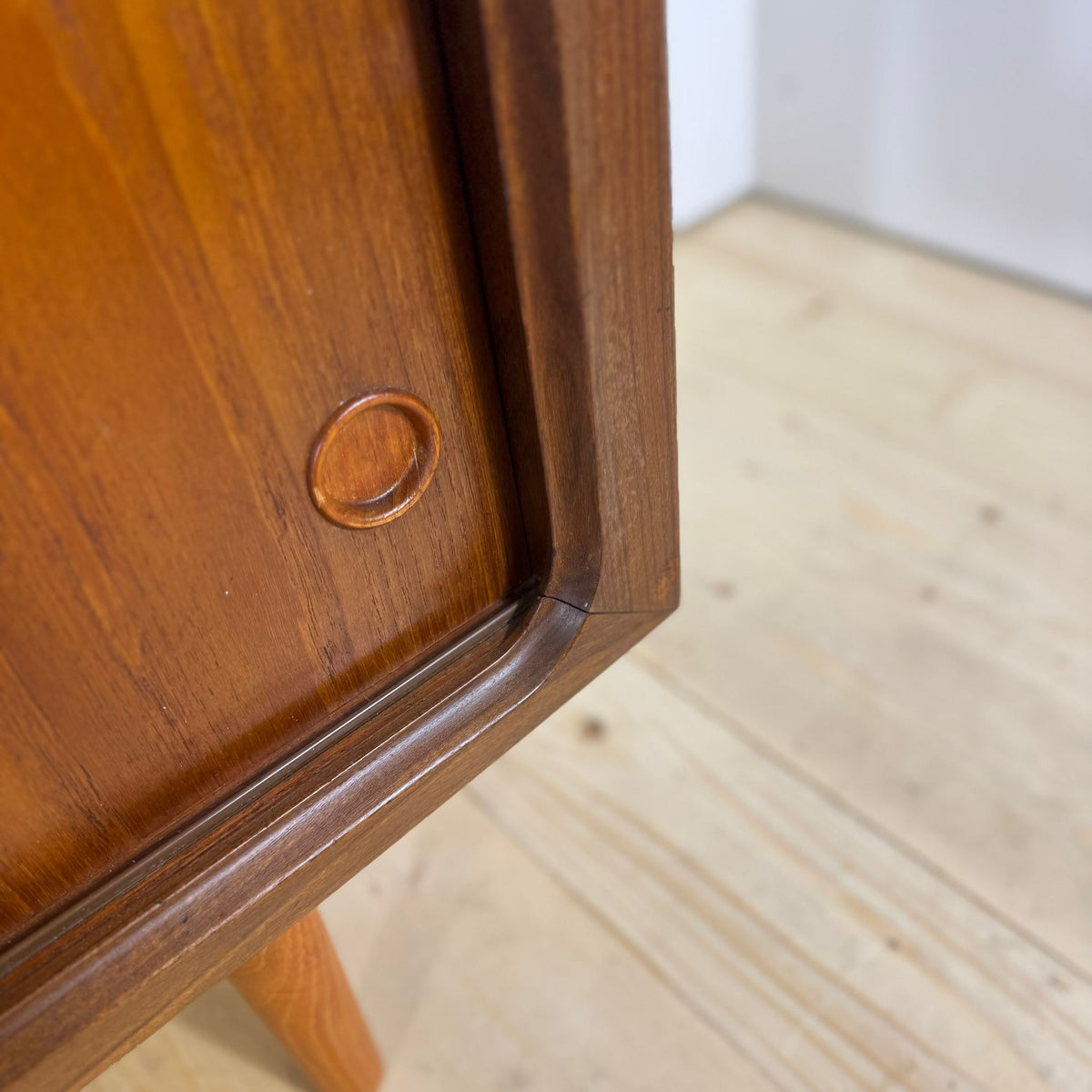 Sideboard Mid-Century Modern in Teak con Ante Scorrevoli – Design Scandinavo Anni ’60