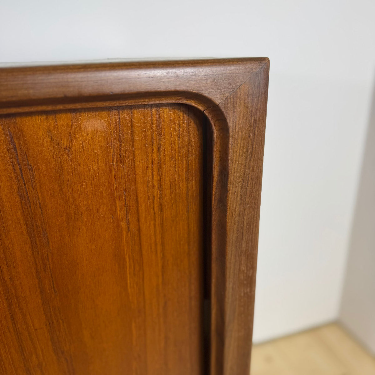 Sideboard Mid-Century Modern in Teak con Ante Scorrevoli – Design Scandinavo Anni ’60