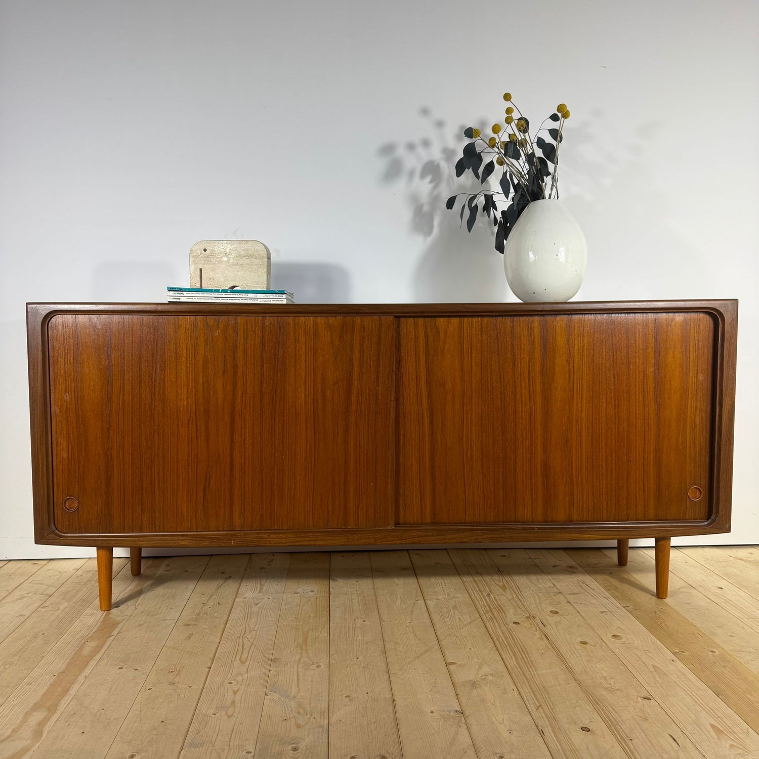 Sideboard Mid-Century Modern in Teak con Ante Scorrevoli – Design Scandinavo Anni ’60