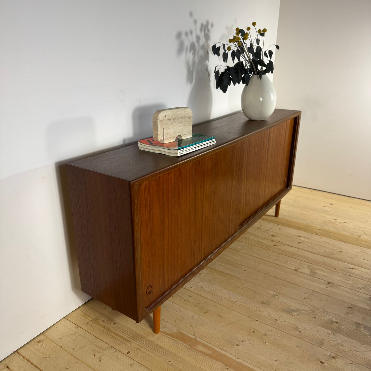 Sideboard Mid-Century Modern in Teak con Ante Scorrevoli – Design Scandinavo Anni ’60