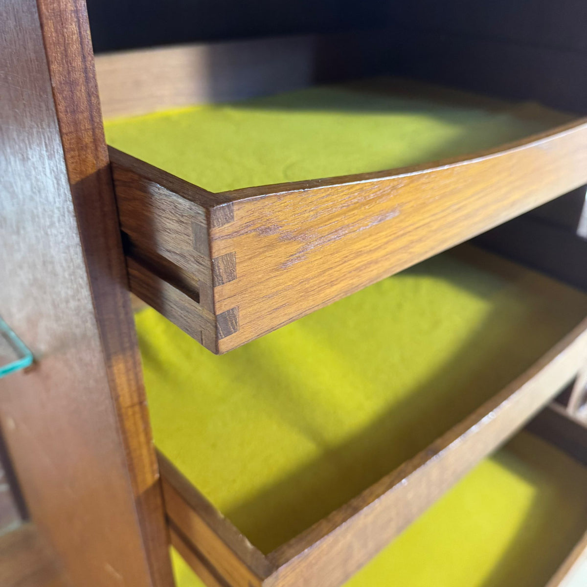 Sideboard Mid-Century Modern in Teak con Ante Scorrevoli – Design Scandinavo Anni ’60