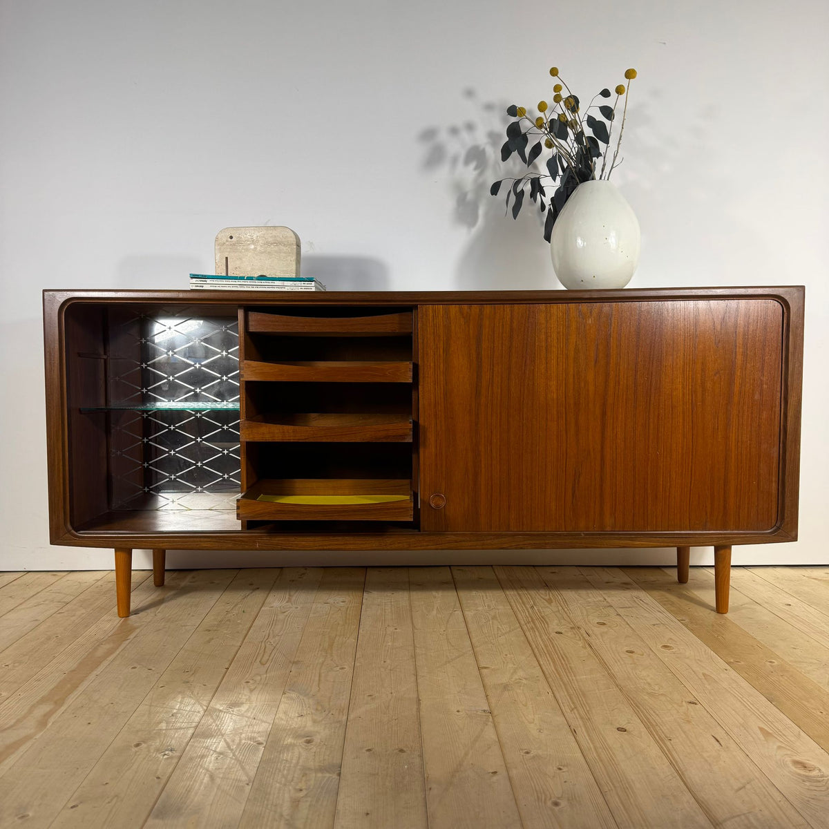 Sideboard Mid-Century Modern in Teak con Ante Scorrevoli – Design Scandinavo Anni ’60