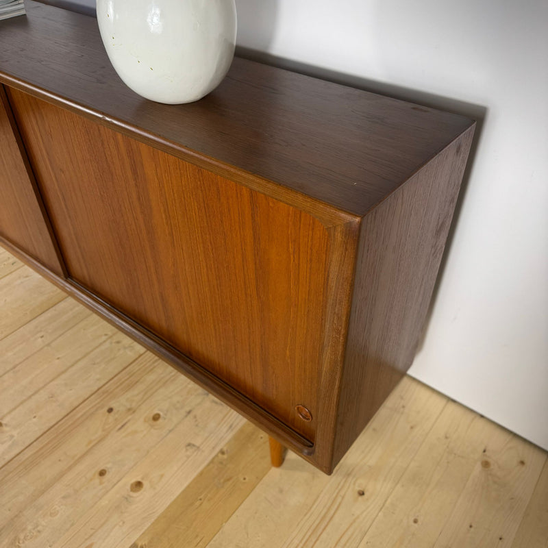 Sideboard Mid-Century Modern in Teak con Ante Scorrevoli – Design Scandinavo Anni ’60