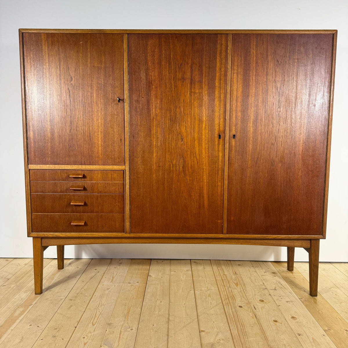 Sideboard Alto Mid-Century Modern in Teak – Design Scandinavo Anni ’60