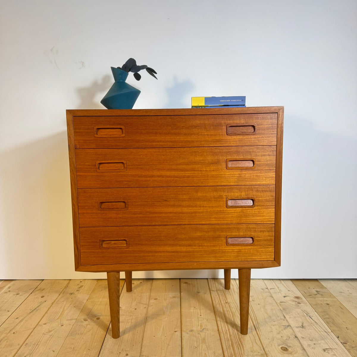 Cassettiera Vintage in Teak a Quattro Cassetti – Design Scandinavo Mid-Century