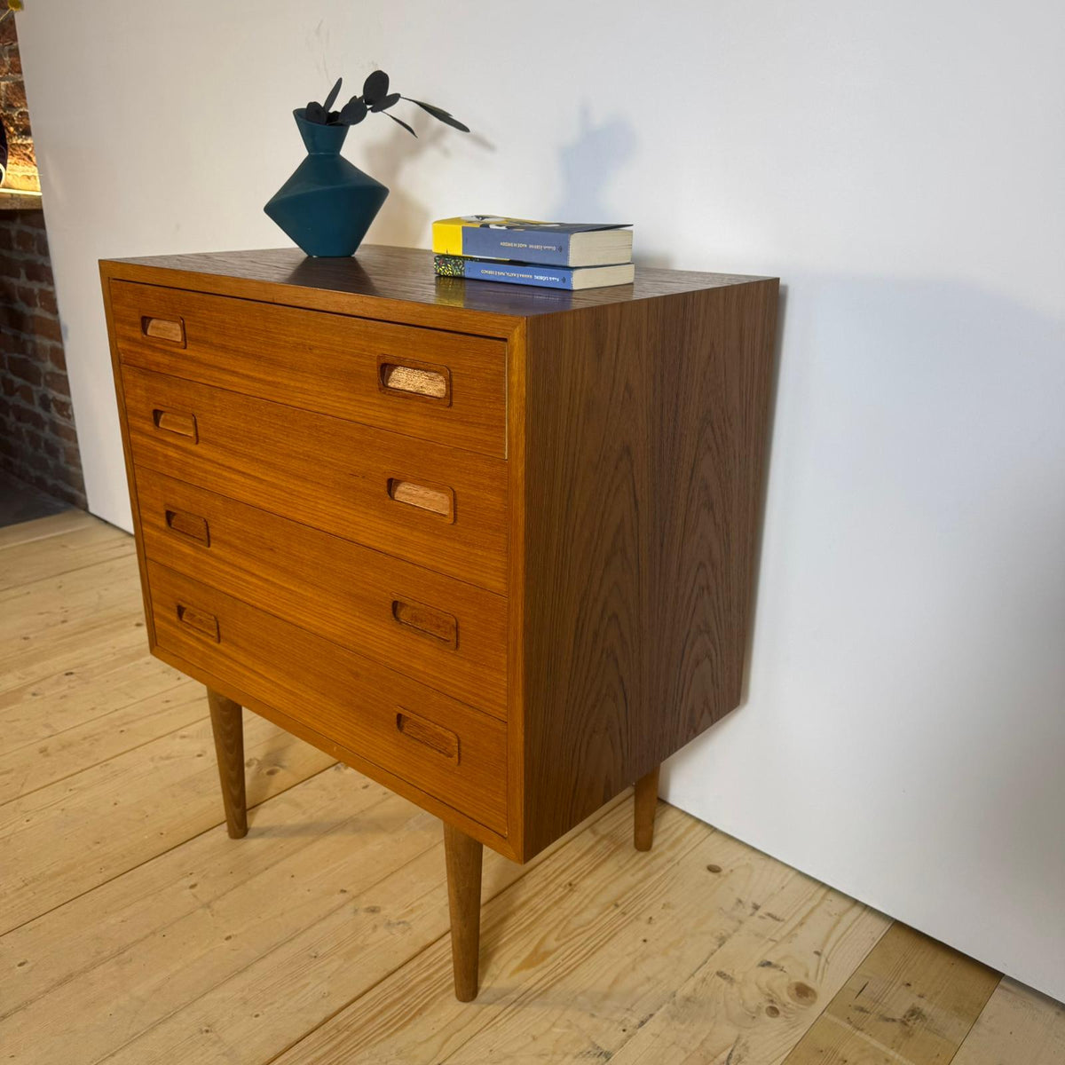 Cassettiera Vintage in Teak a Quattro Cassetti – Design Scandinavo Mid-Century