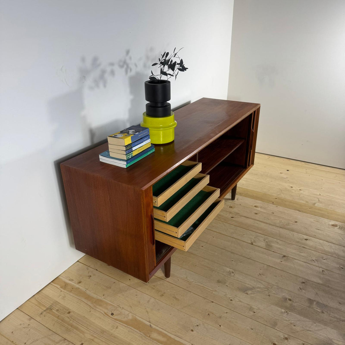 Sideboard Vintage in Teak con Ante a Scomparsa – Design Scandinavo Mid-Century