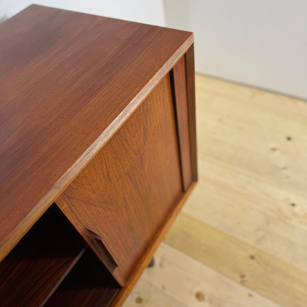 Sideboard Vintage in Teak con Ante a Scomparsa – Design Scandinavo Mid-Century