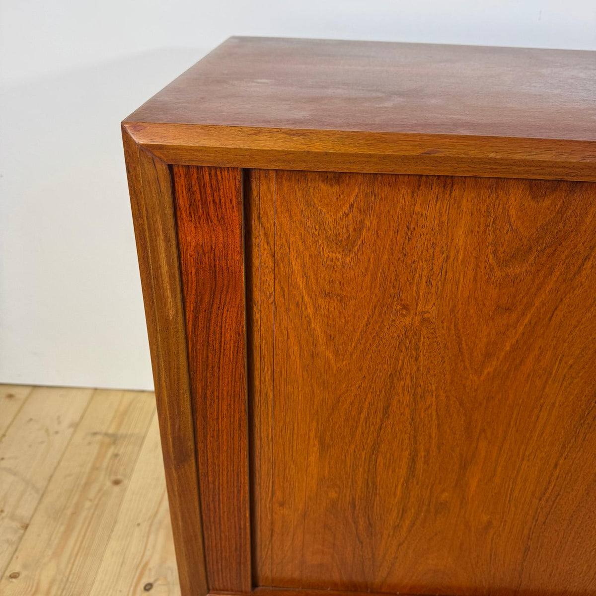 Sideboard Vintage in Teak con Ante a Scomparsa – Design Scandinavo Mid-Century