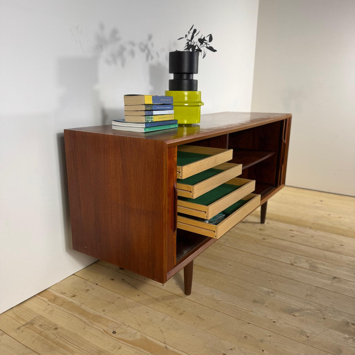 Sideboard Vintage in Teak con Ante a Scomparsa – Design Scandinavo Mid-Century