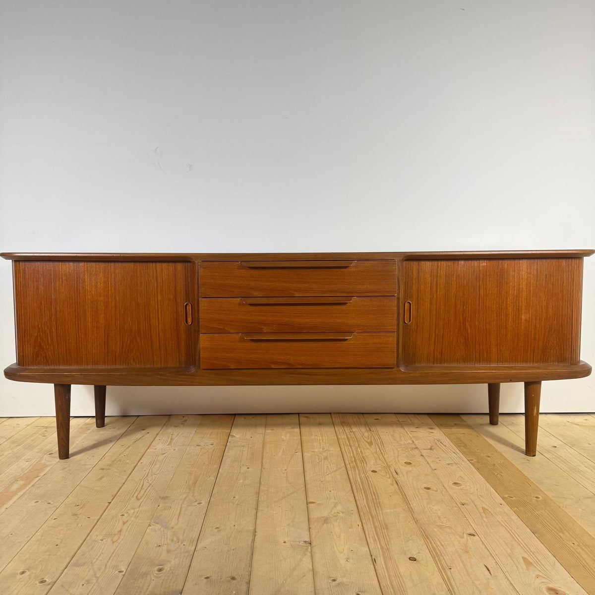 Madia Vintage in Teak con Bordi Stondati e Ante a Scomparsa – Design Scandinavo Mid-Century