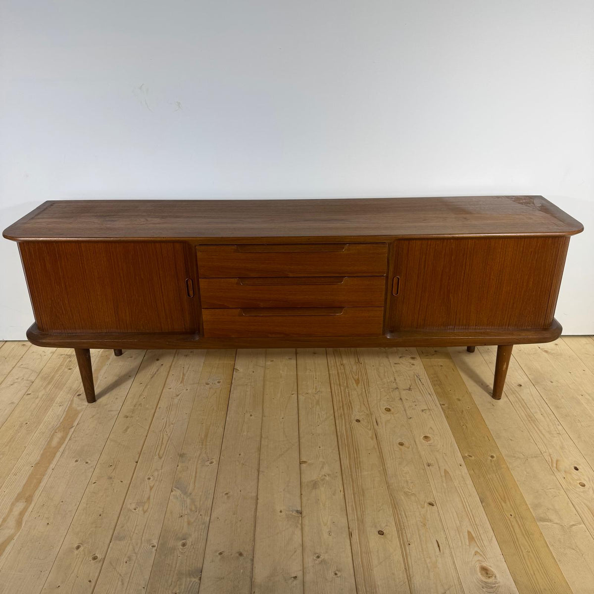 Madia Vintage in Teak con Bordi Stondati e Ante a Scomparsa – Design Scandinavo Mid-Century