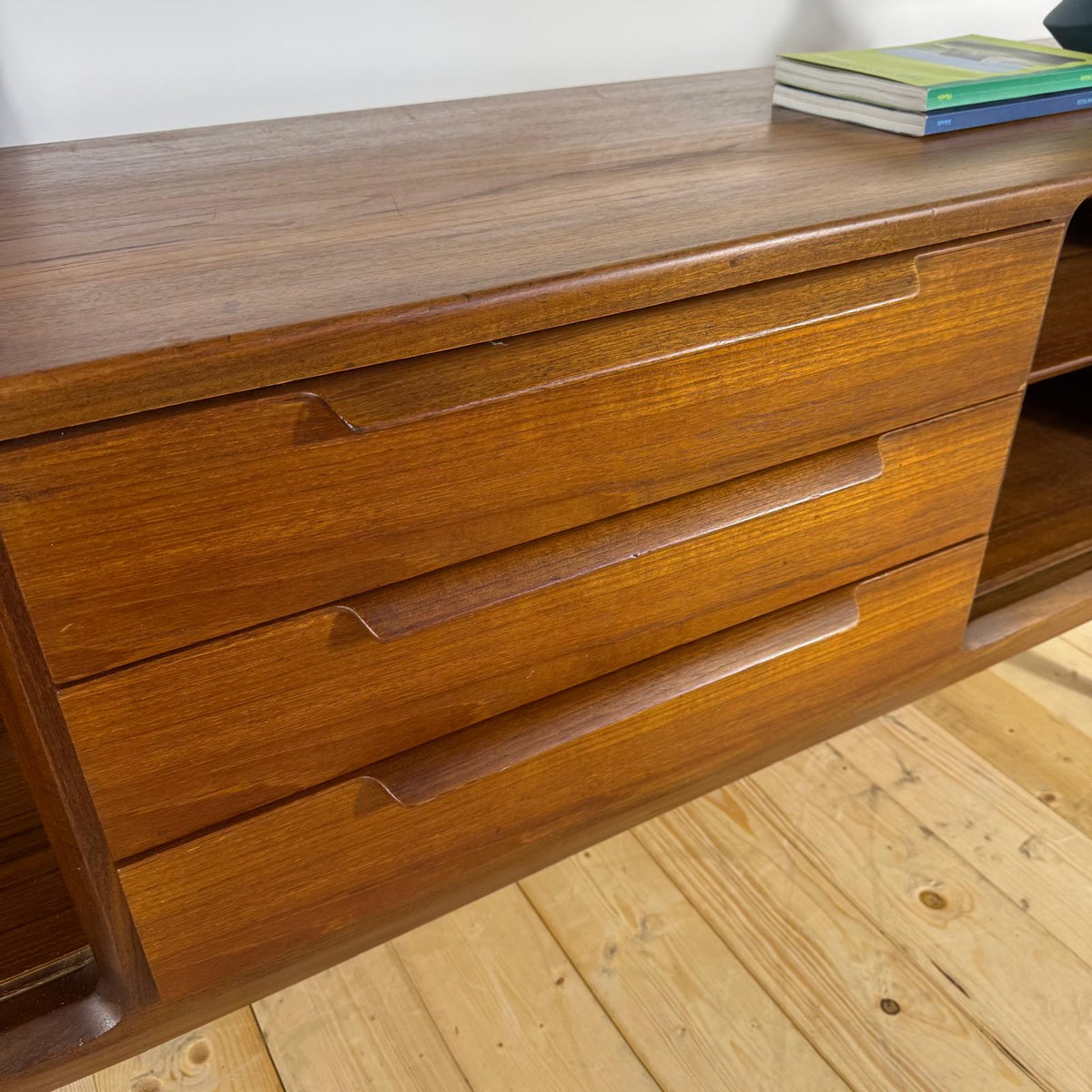 Madia Vintage in Teak con Bordi Stondati e Ante a Scomparsa – Design Scandinavo Mid-Century