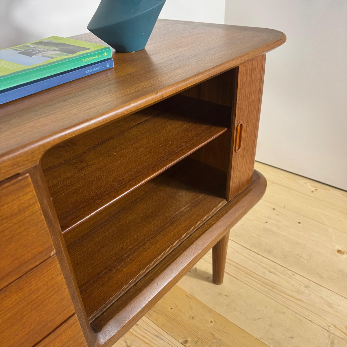 Madia Vintage in Teak con Bordi Stondati e Ante a Scomparsa – Design Scandinavo Mid-Century