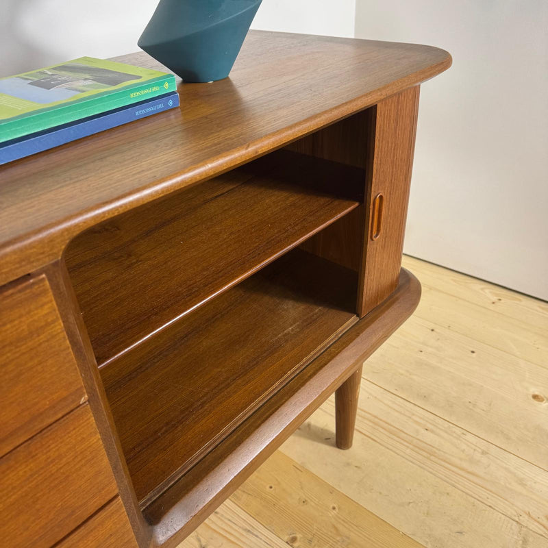 Madia Vintage in Teak con Bordi Stondati e Ante a Scomparsa – Design Scandinavo Mid-Century