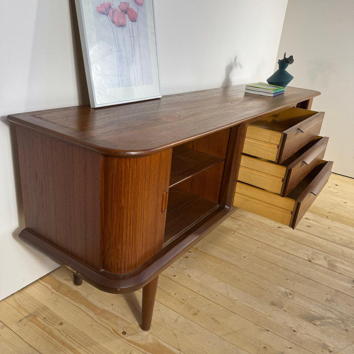 Madia Vintage in Teak con Bordi Stondati e Ante a Scomparsa – Design Scandinavo Mid-Century