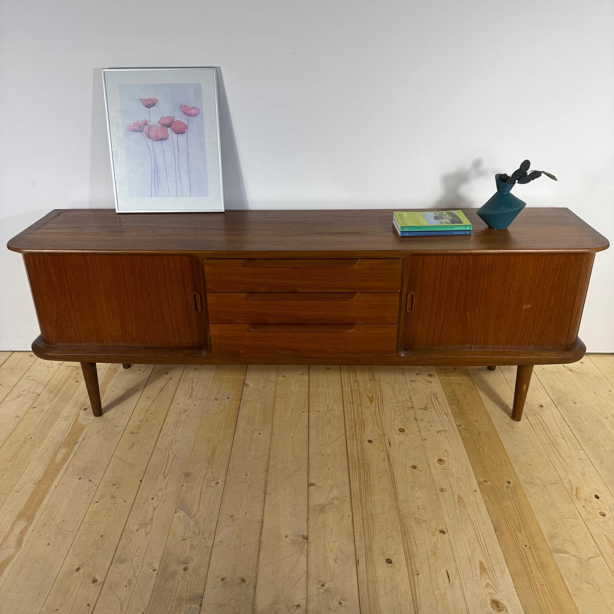 Madia Vintage in Teak con Bordi Stondati e Ante a Scomparsa – Design Scandinavo Mid-Century