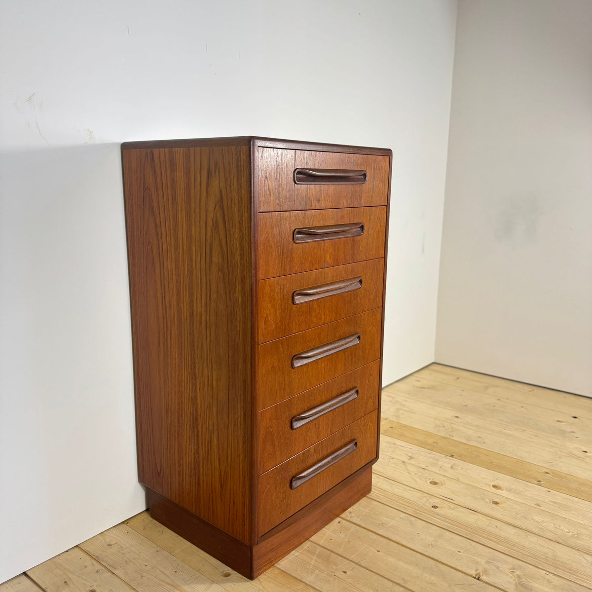 Cassettiera G-Plan in Teak – Eleganza Mid-Century del Design Britannico