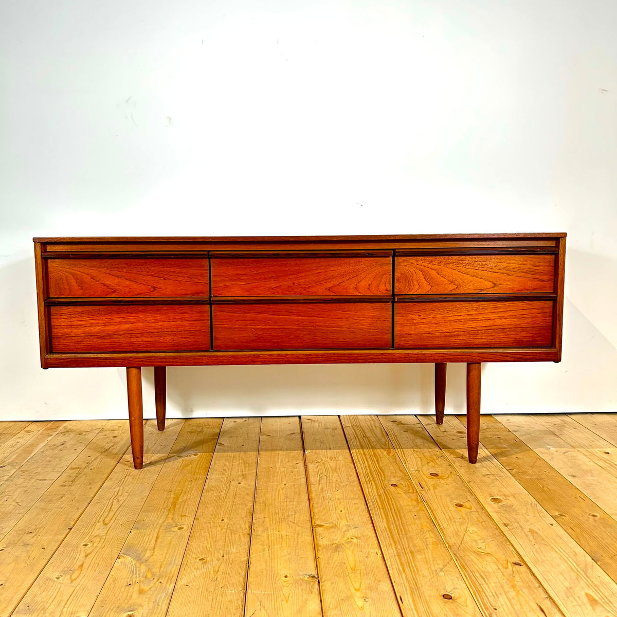 Cassettiera Austinsuite in teak, anni ’60