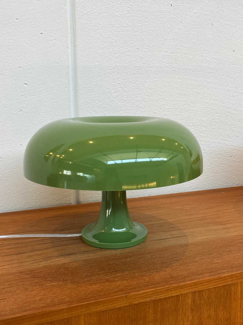 Lampada da tavolo Nessino di Artemide verde, Giancarlo Mattioli