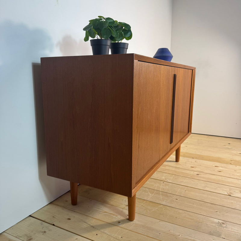 Sideboard di Kai Kristiansen in Teak con Ante a Scomparsa – Danimarca Anni ’60