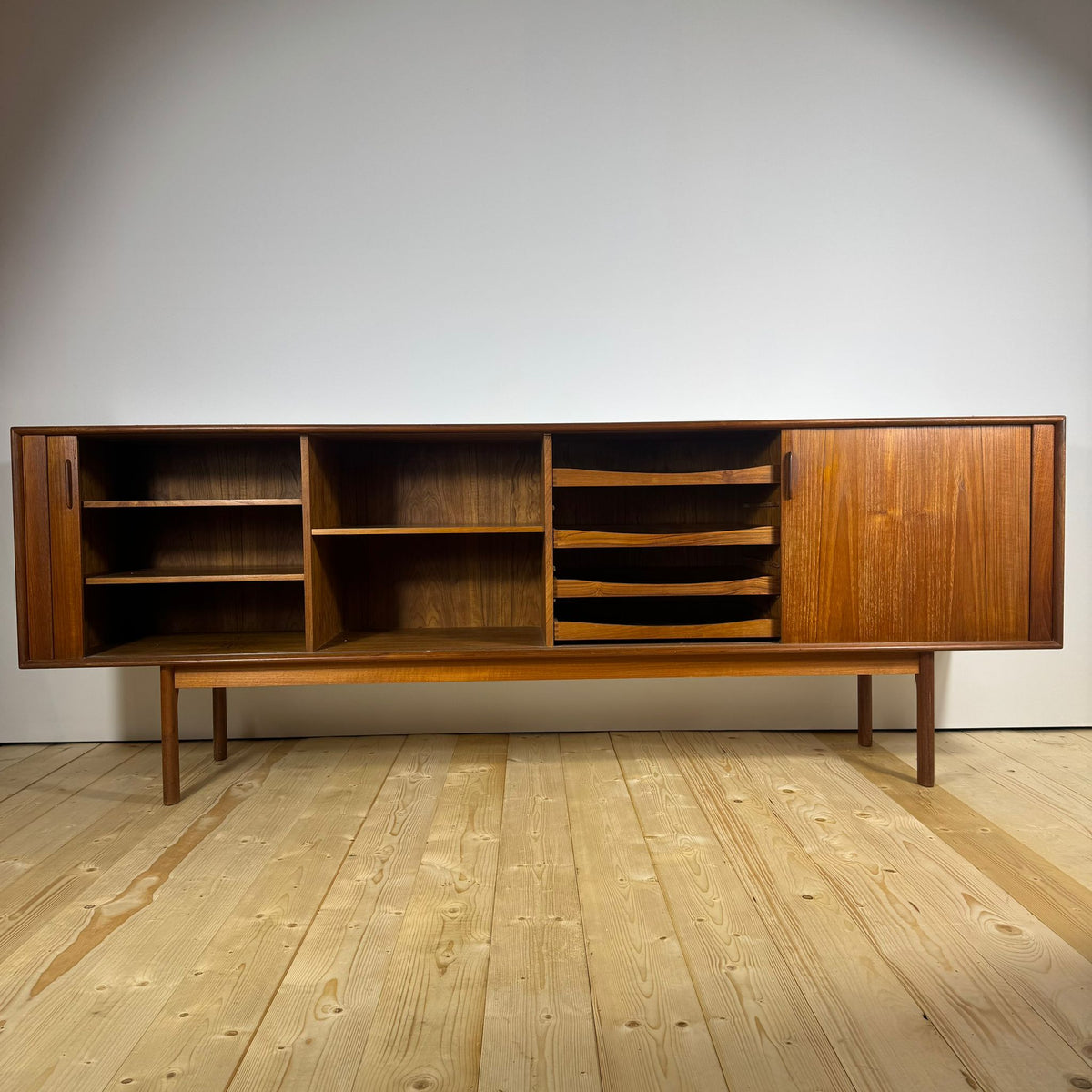 Credenza moderna danese in teak degli anni '60 di Henning Kjaernulf per Bruno Hansen