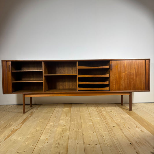 Credenza moderna danese in teak degli anni '60 di Henning Kjaernulf per Bruno Hansen