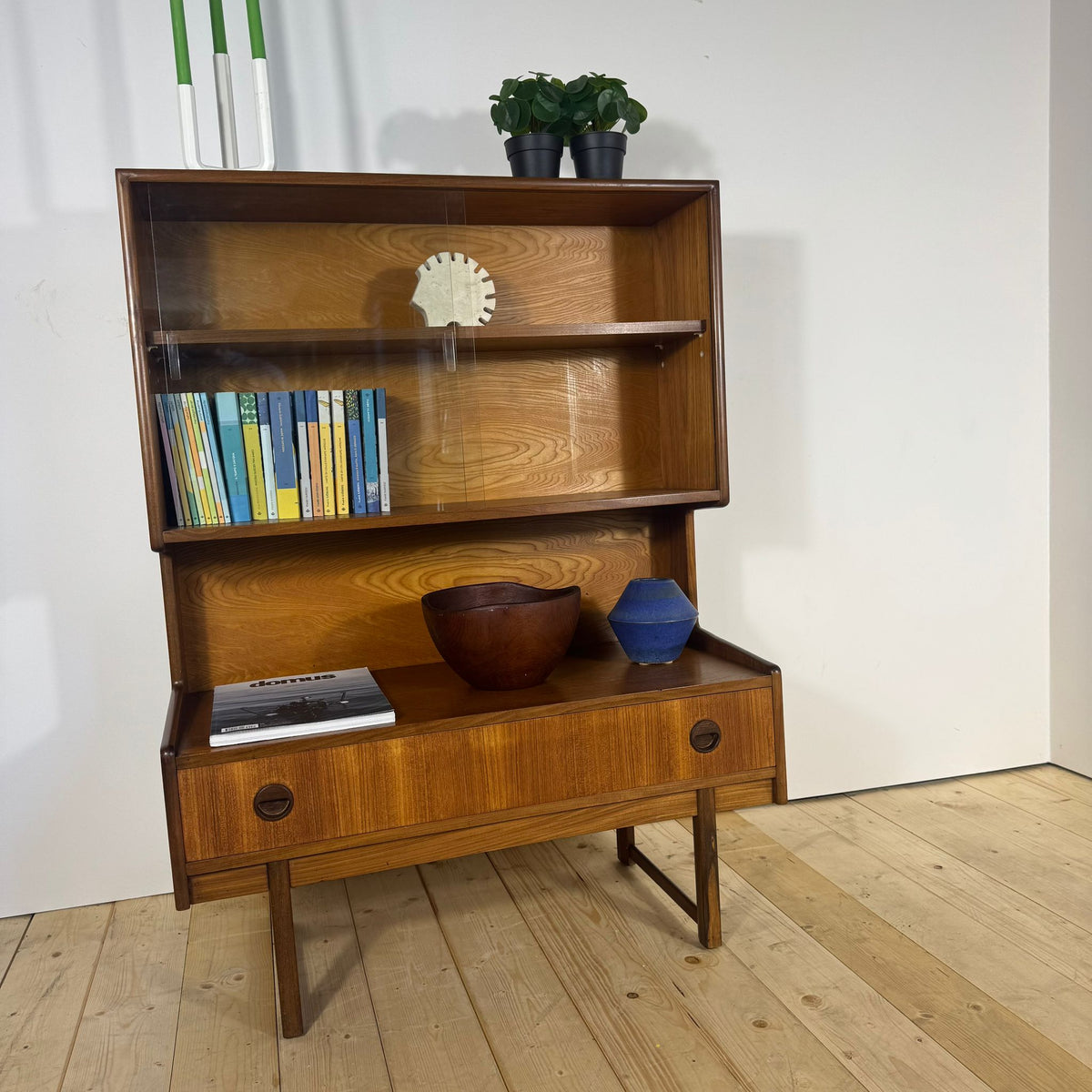 Libreria Vintage in Teak con Ante in Vetro – Eleganza Scandinava Mid-Century