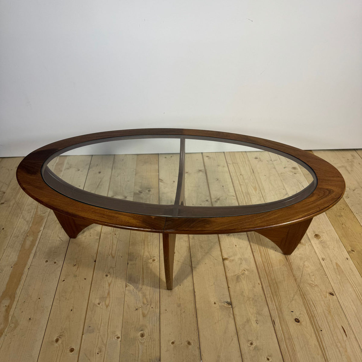Tavolino da Caffè Ovale G-Plan Astro in Teak e Vetro – Icona Mid-Century