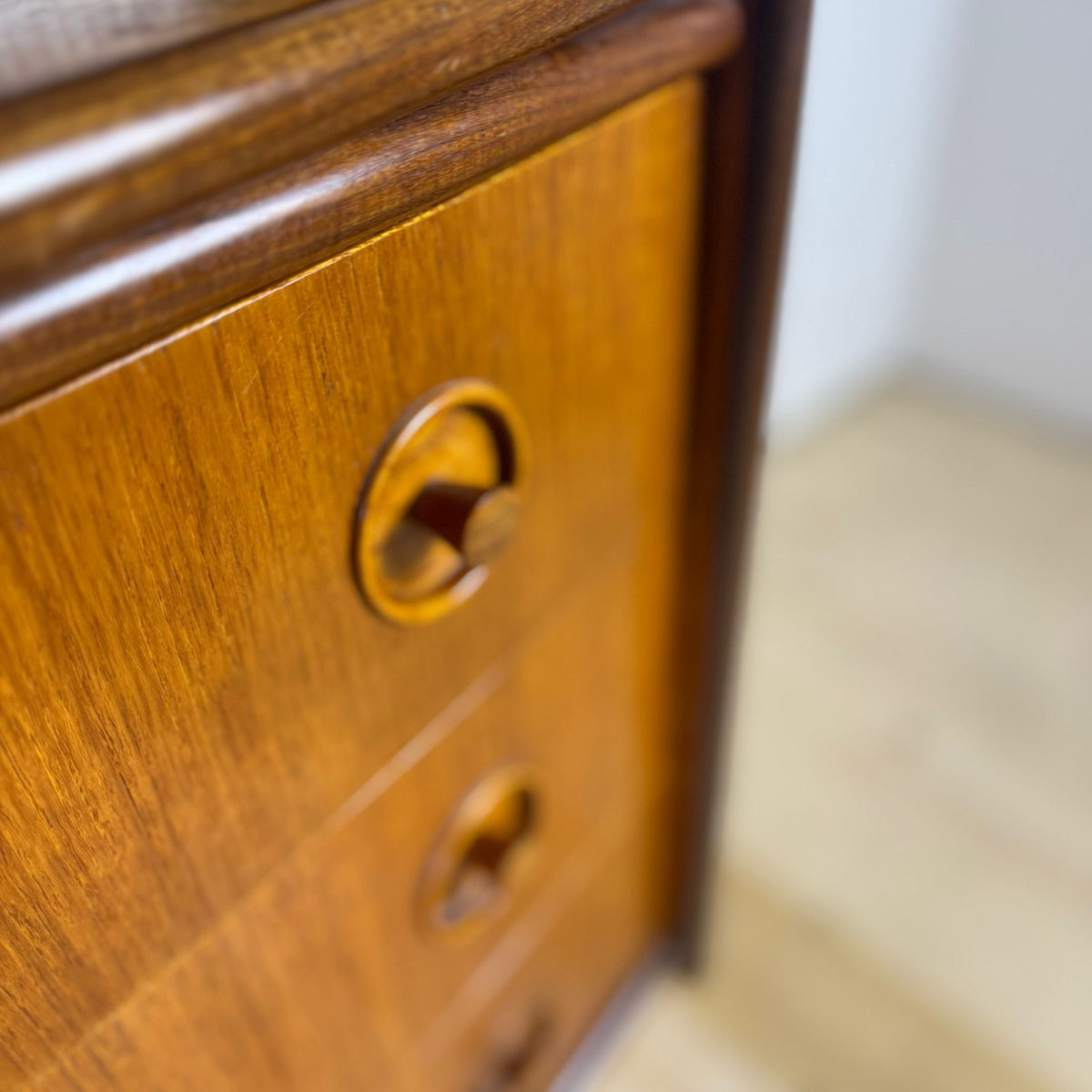 Mobile danese in teak con cassetti e scrittoio estraibile – 1960