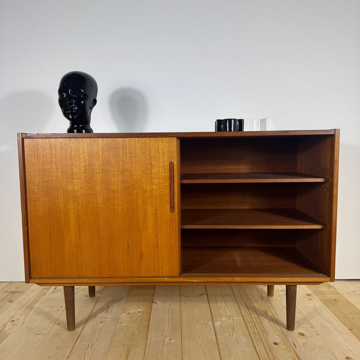 Sideboard danese in teak con ante scorrevoli – Anni ’60