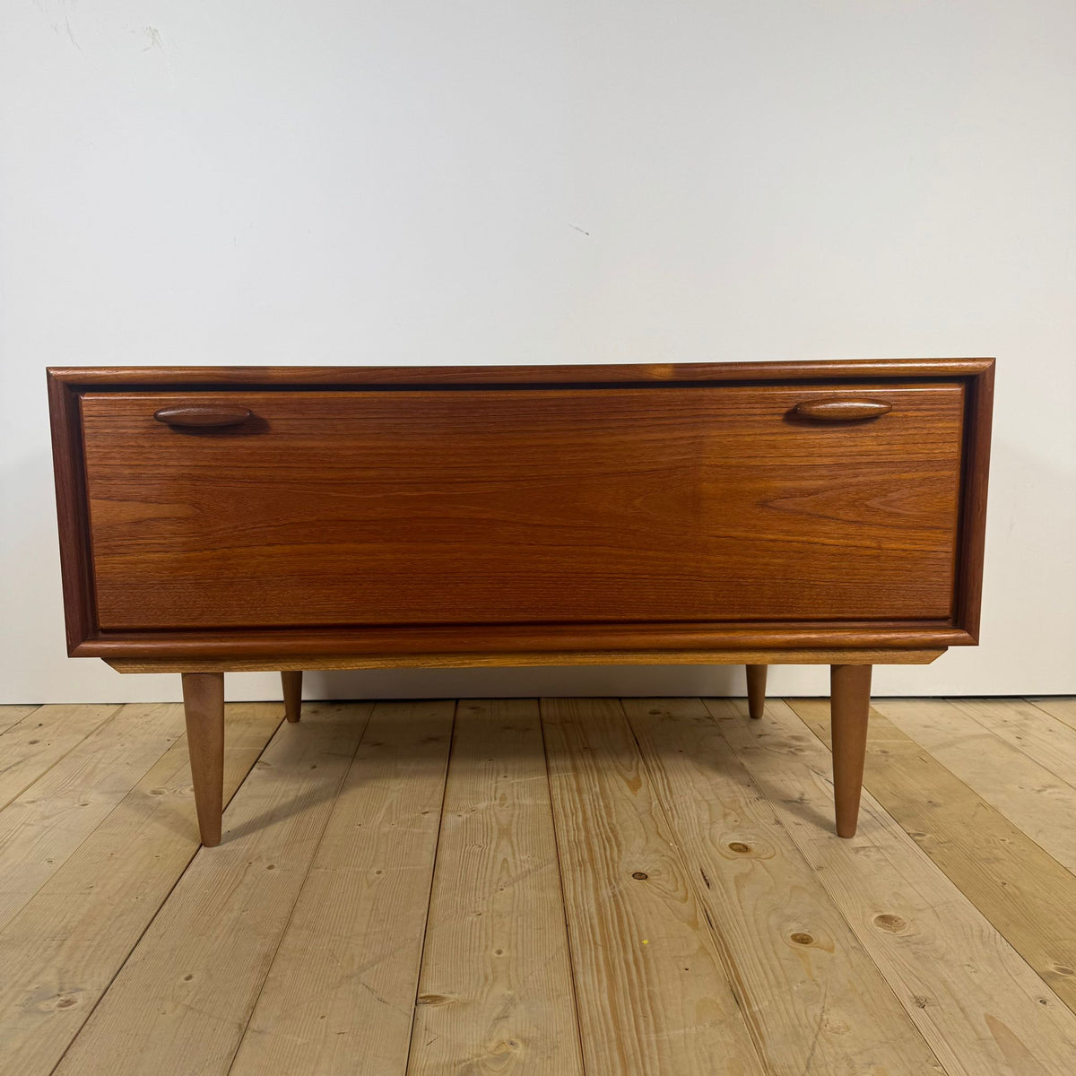 Mobile Basso Vintage con Anta a Ribaltina – Design Scandinavo Anni ’60, Teak e Dettagli Eleganti