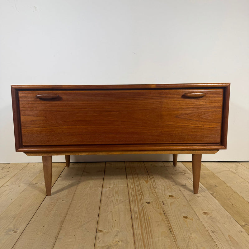 Mobile Basso Vintage con Anta a Ribaltina – Design Scandinavo Anni ’60, Teak e Dettagli Eleganti