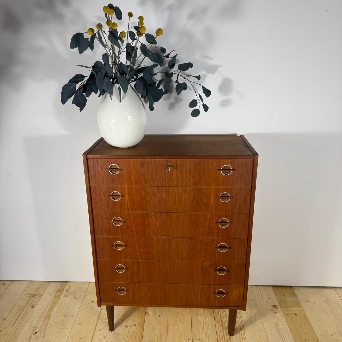 Cassettiera danese anni ’60 in teak con inserto in metallo