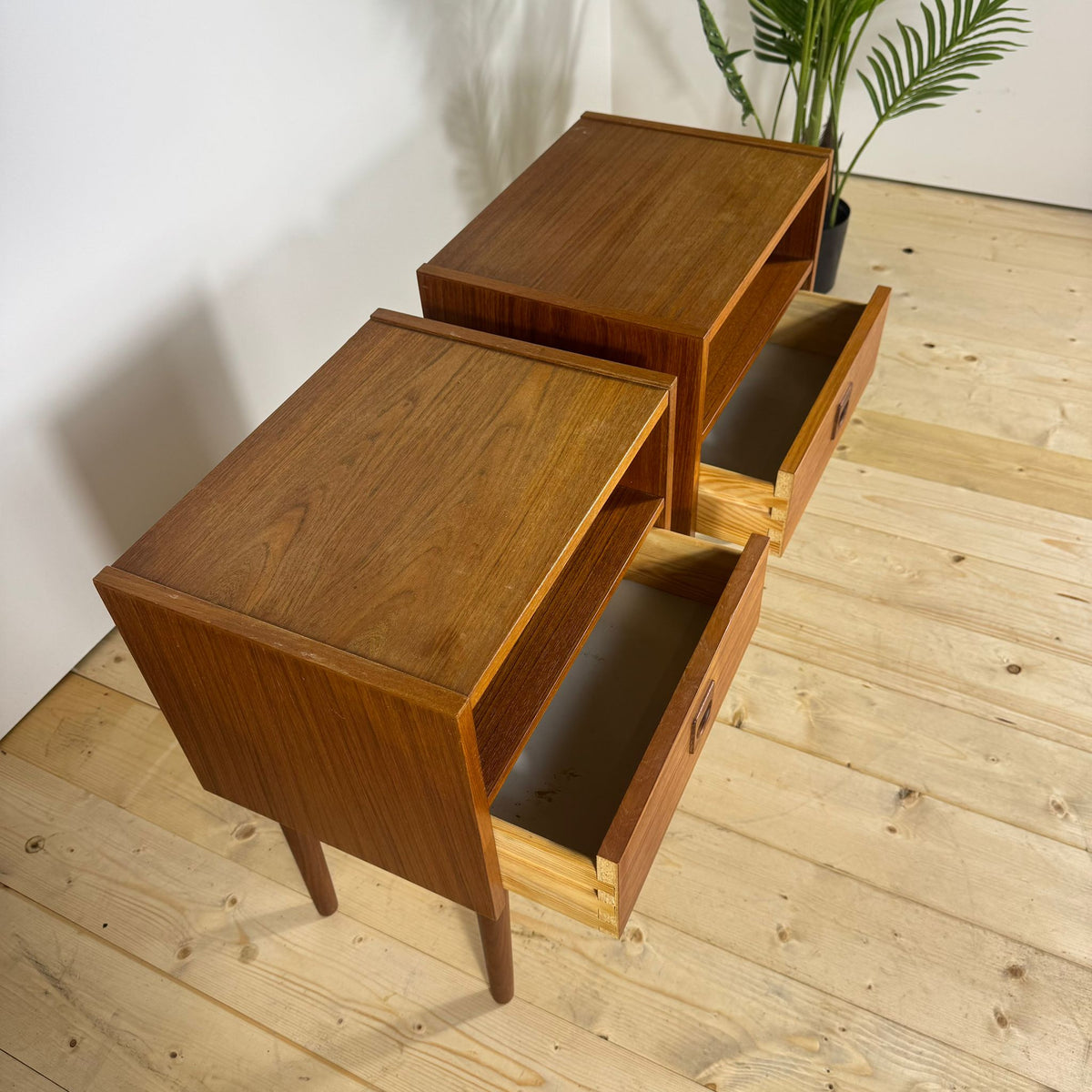 Coppia di Comodini Mid-Century Modern in Teak con Cassetto