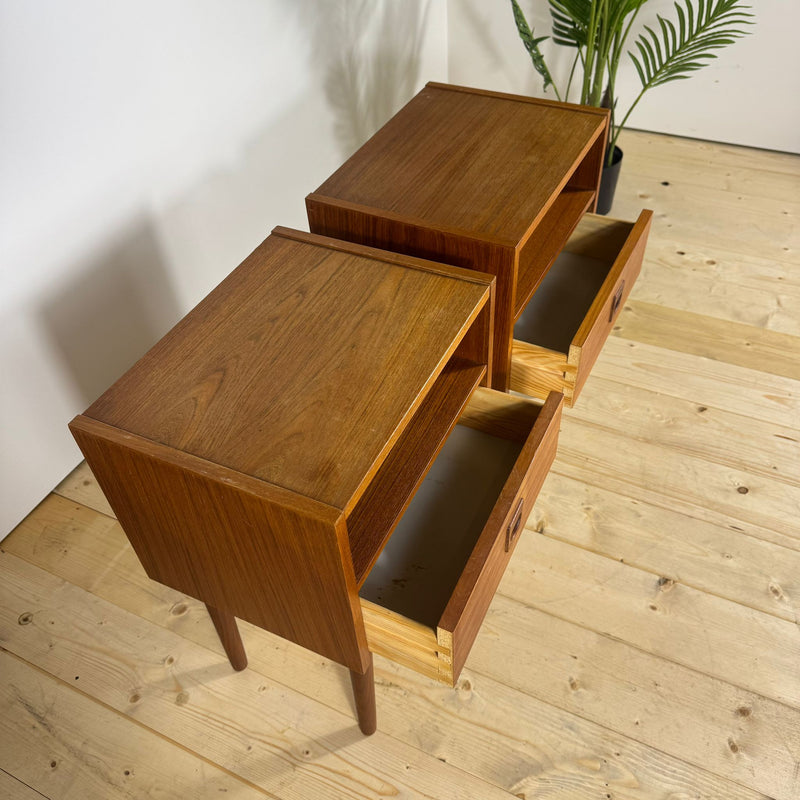 Coppia di Comodini Mid-Century Modern in Teak con Cassetto