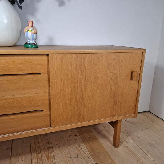 Sideboard “Arild” di Nils Jonsson per Troeds – Svezia, 1960 in legno di rovere