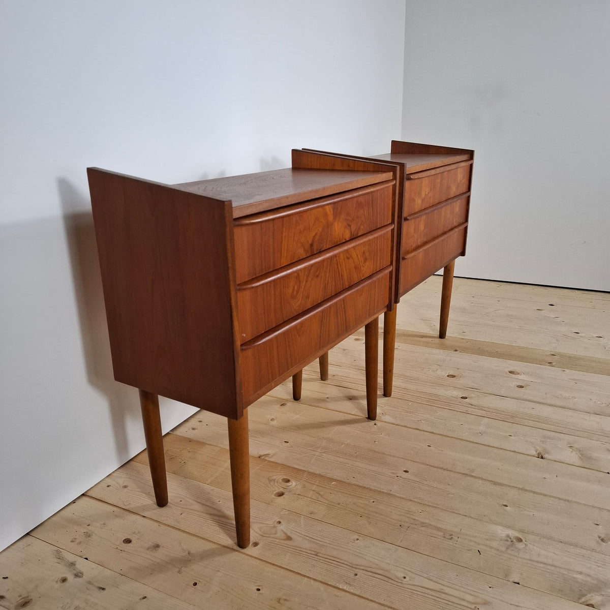 Coppia di Comodini in Teak a 3 Cassetti – Danimarca Anni ’60