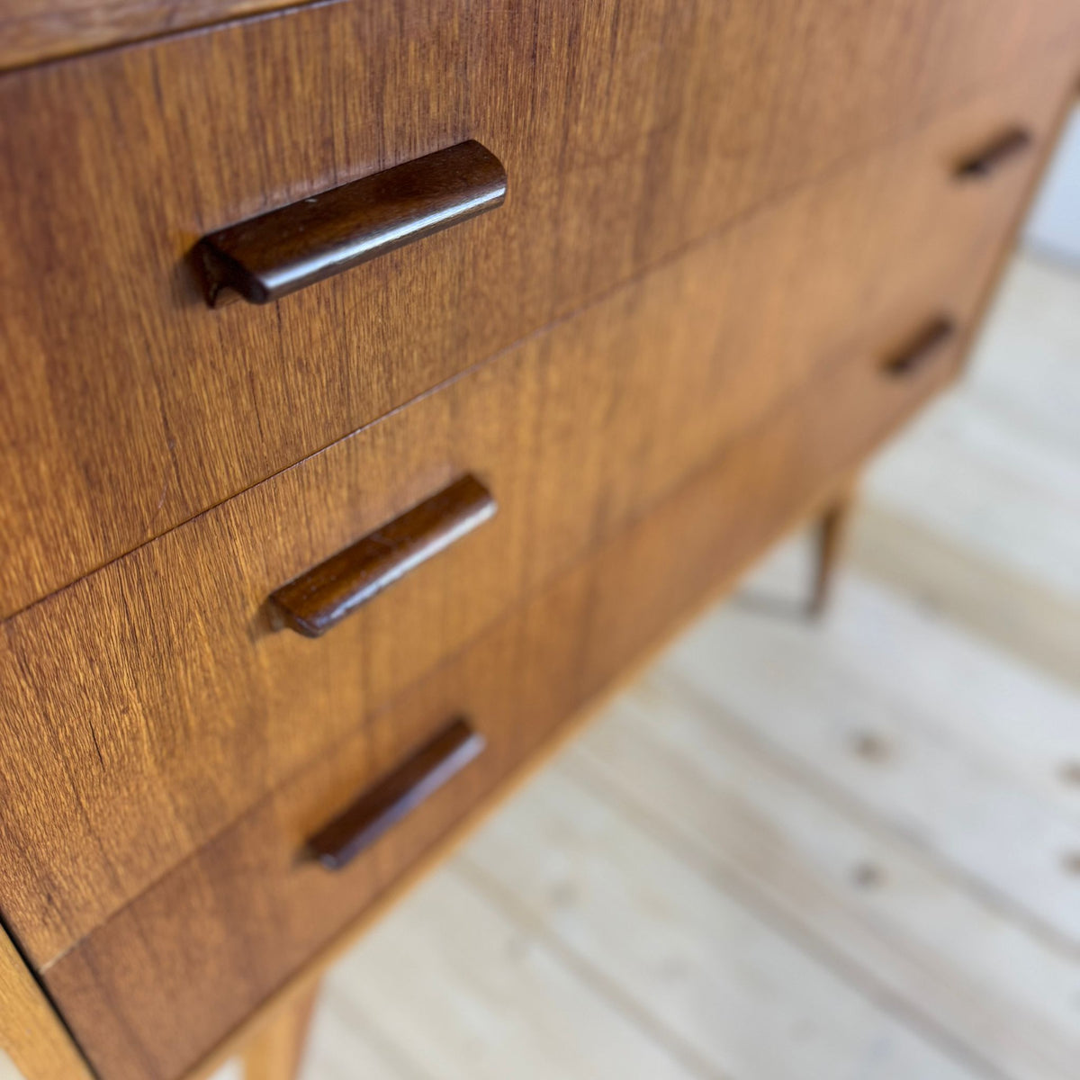 Cassettiera in Teak a Tre Cassetti – Design Danese Mid-Century