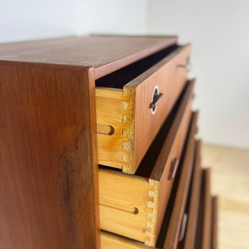 Cassettiera danese anni ’60 in teak con inserto in metallo